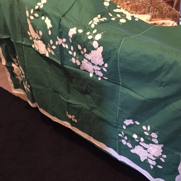 62x83"tablecloth and 8 matching napkins - Picture 2 of 4